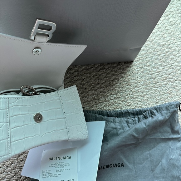 Balenciaga bag, never been use com with dust bag and have original receipt. - Picture 2 of 3